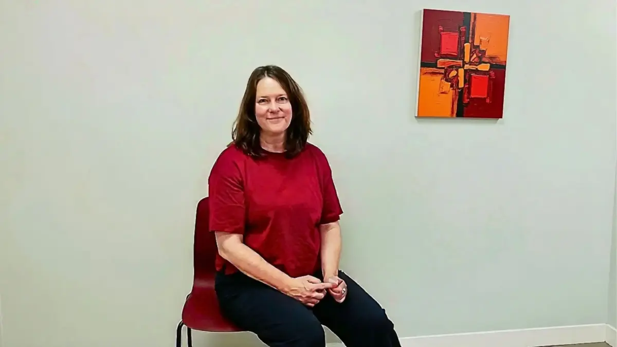 Anne, a professional social nurse sitting in a calm environment after completing a session with the NADA Protocol